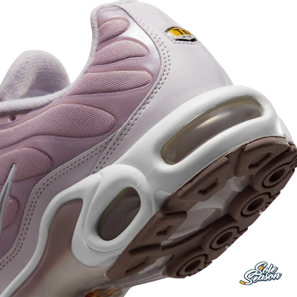 pink nike tn close up